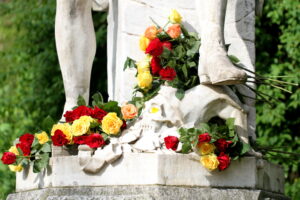Shakespeare Statue Blumen